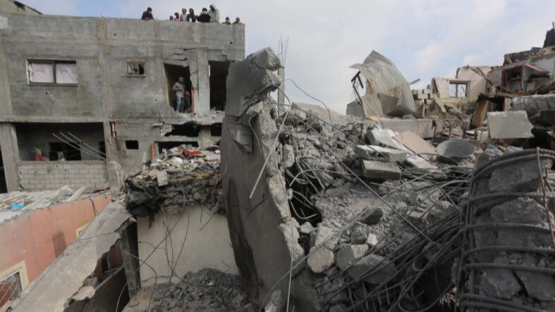 İşgalci İsrail Gazze'deki bir yerleşim yerini patlayıcılarla havaya uçurdu