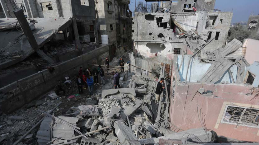 İşgalci İsrail Gazze'deki bir yerleşim yerini patlayıcılarla havaya uçurdu