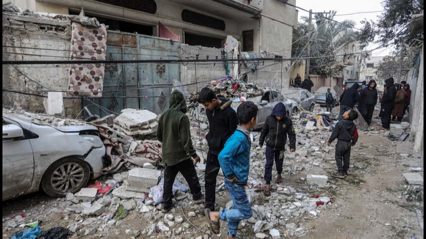 İşgalci İsrail Gazze'deki bir yerleşim yerini patlayıcılarla havaya uçurdu