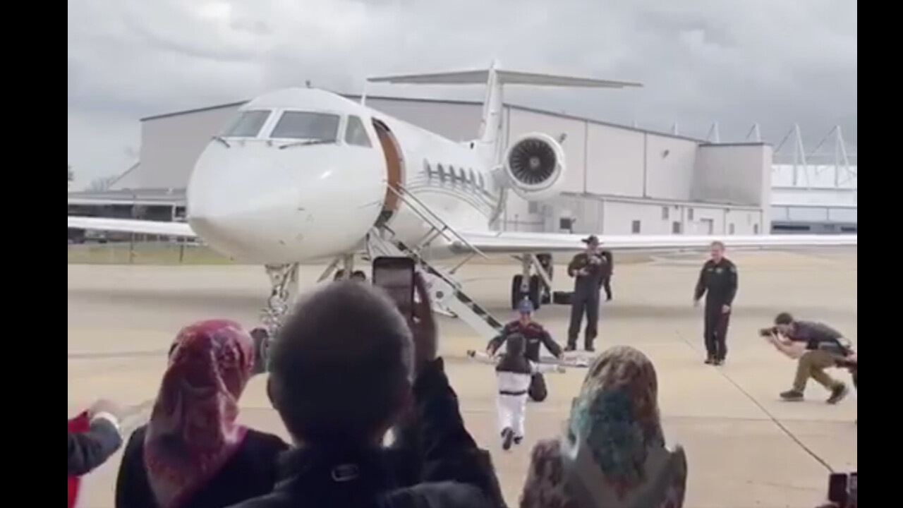 İlk Türk astronot Alper Gezeravcı ailesine kavuştu! Duygusal anlar