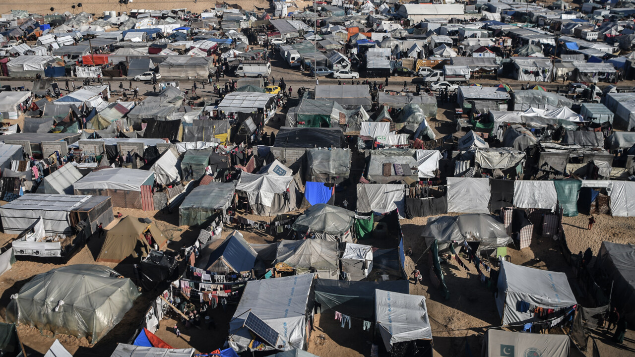 İsrail zulmünden kaçmaya çalışan Filistinlilerin zor hayatı! Derme çatma çadırlarda yaşam mücadelesi veriyorlar 
