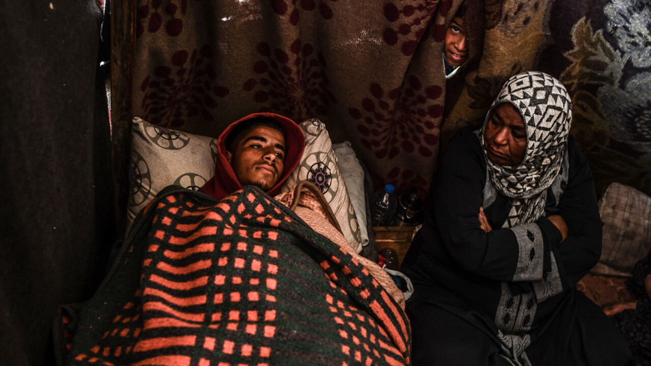 İsrail zulmünden kaçmaya çalışan Filistinlilerin zor hayatı! Derme çatma çadırlarda yaşam mücadelesi veriyorlar 