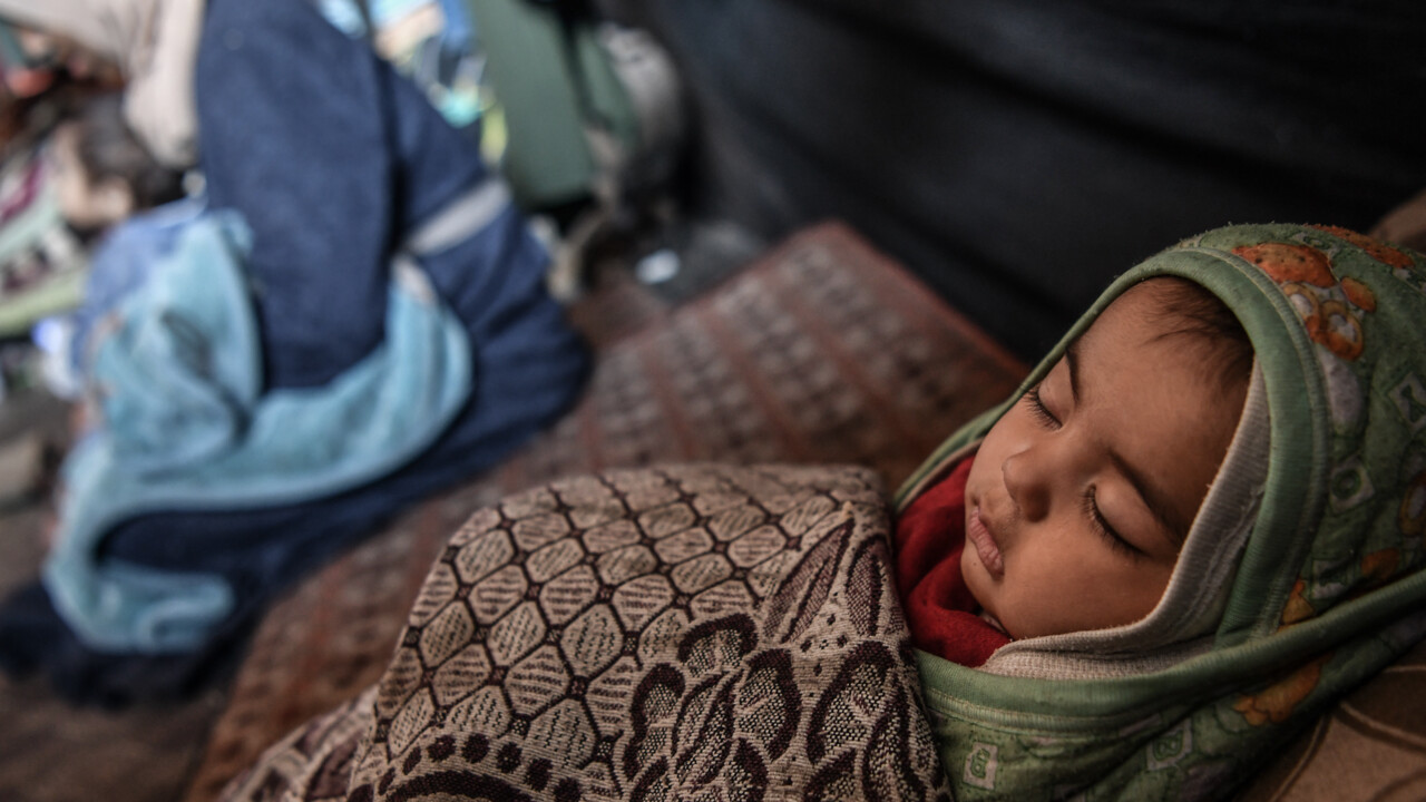 İsrail zulmünden kaçmaya çalışan Filistinlilerin zor hayatı! Derme çatma çadırlarda yaşam mücadelesi veriyorlar 