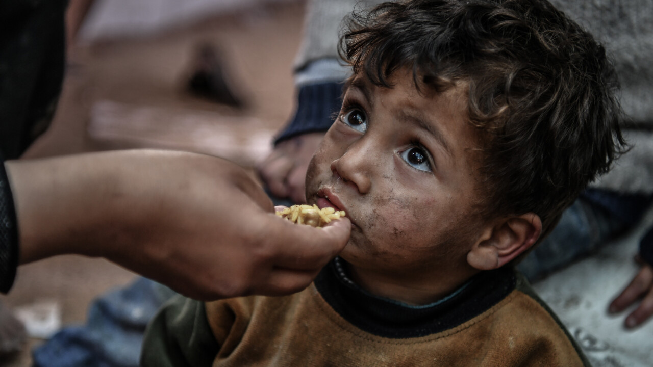 İsrail zulmünden kaçmaya çalışan Filistinlilerin zor hayatı! Derme çatma çadırlarda yaşam mücadelesi veriyorlar 