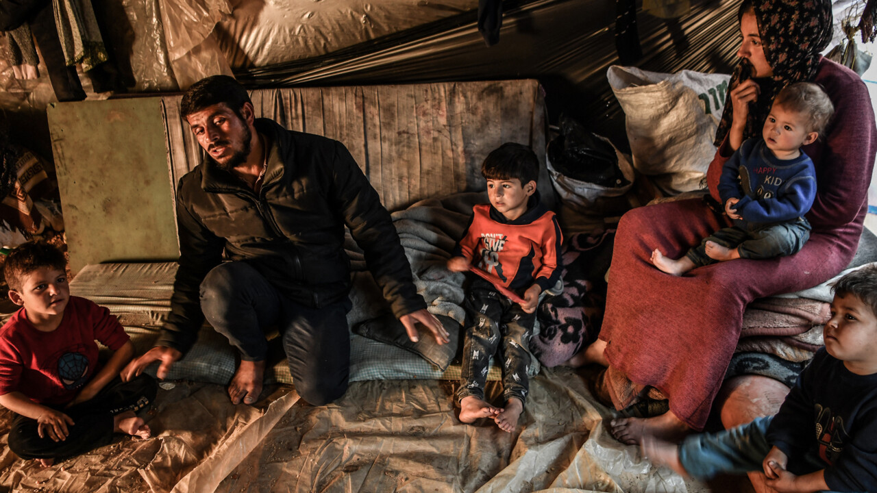 İsrail zulmünden kaçmaya çalışan Filistinlilerin zor hayatı! Derme çatma çadırlarda yaşam mücadelesi veriyorlar 