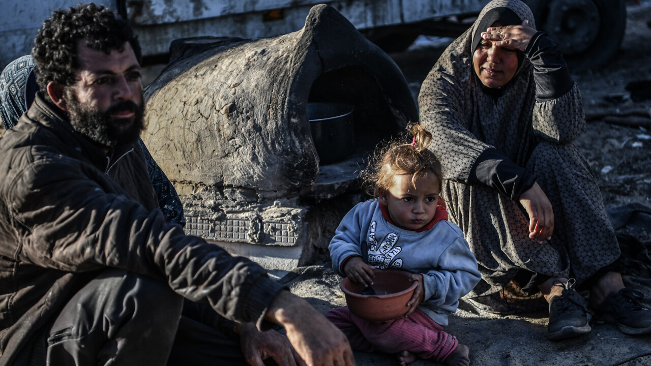 İsrail zulmünden kaçmaya çalışan Filistinlilerin zor hayatı! Derme çatma çadırlarda yaşam mücadelesi veriyorlar 