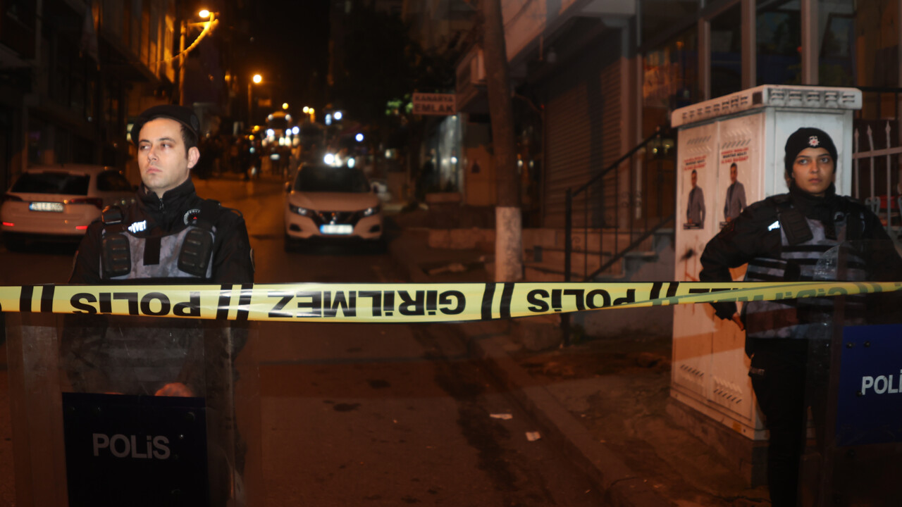 AK Parti'nin Küçükçekmece adayı Aziz Yeniay'ın programına silahlı saldırı AK Parti'nin Küçükçekmece adayı Aziz Yeniay'ın programına silahlı saldırı