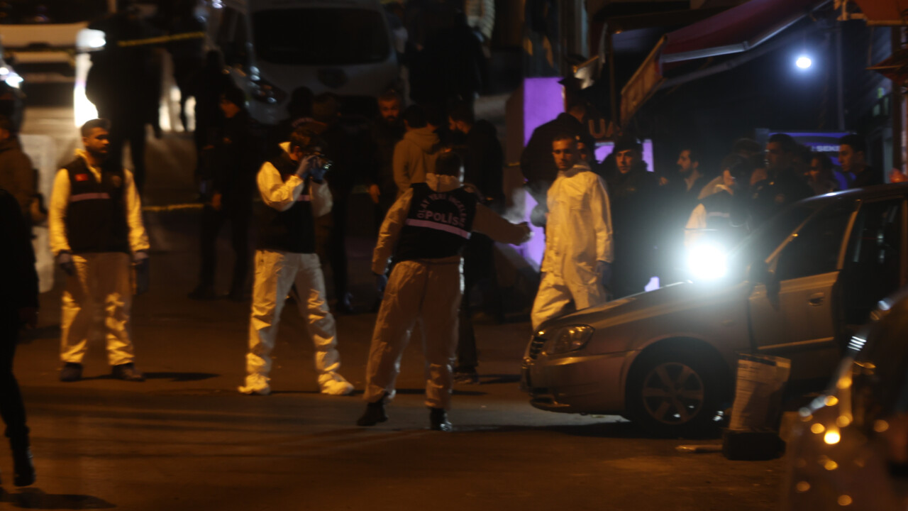 AK Parti'nin Küçükçekmece adayı Aziz Yeniay'ın programına silahlı saldırı AK Parti'nin Küçükçekmece adayı Aziz Yeniay'ın programına silahlı saldırı