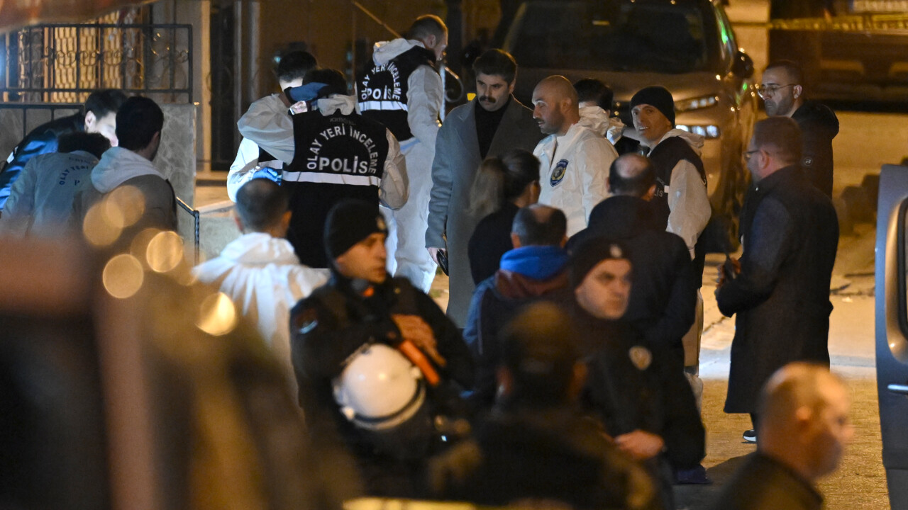 AK Parti'nin Küçükçekmece adayı Aziz Yeniay'ın programına silahlı saldırı AK Parti'nin Küçükçekmece adayı Aziz Yeniay'ın programına silahlı saldırı