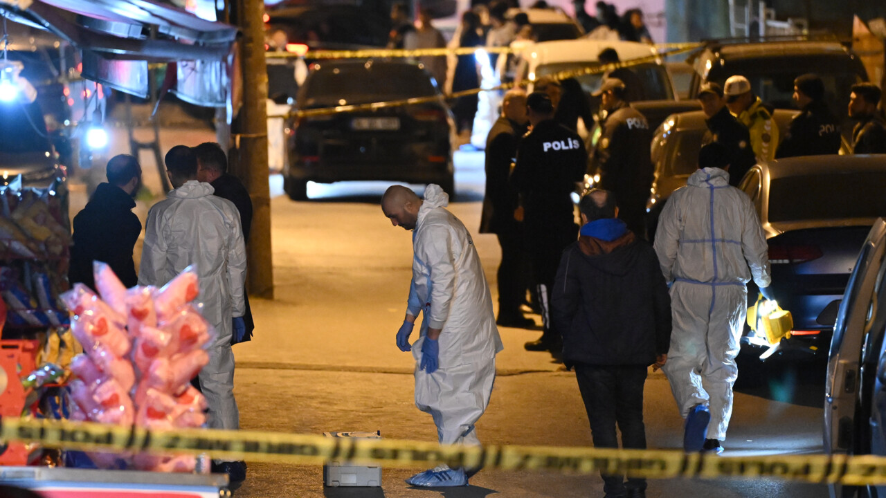 AK Parti'nin Küçükçekmece adayı Aziz Yeniay'ın programına silahlı saldırı AK Parti'nin Küçükçekmece adayı Aziz Yeniay'ın programına silahlı saldırı