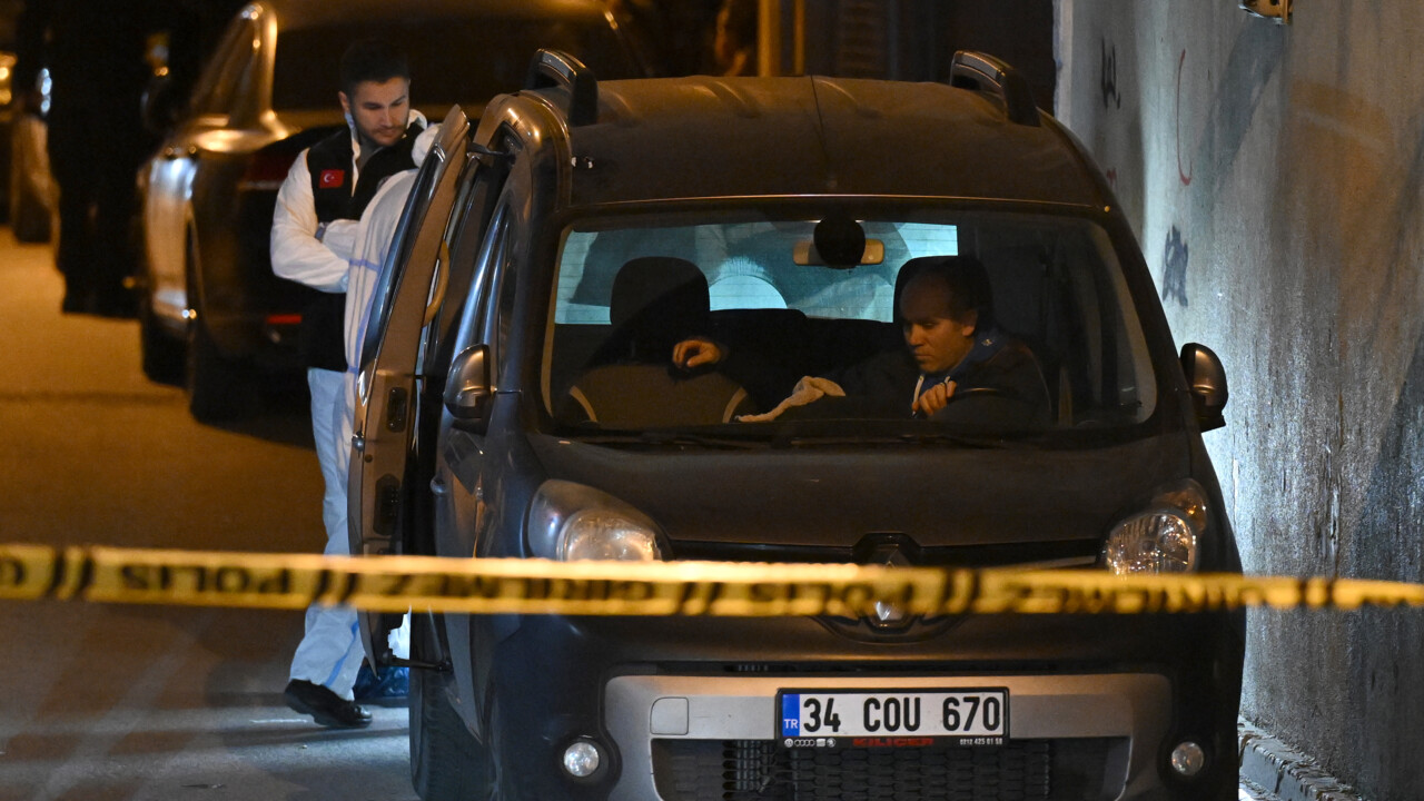 AK Parti'nin Küçükçekmece adayı Aziz Yeniay'ın programına silahlı saldırı AK Parti'nin Küçükçekmece adayı Aziz Yeniay'ın programına silahlı saldırı