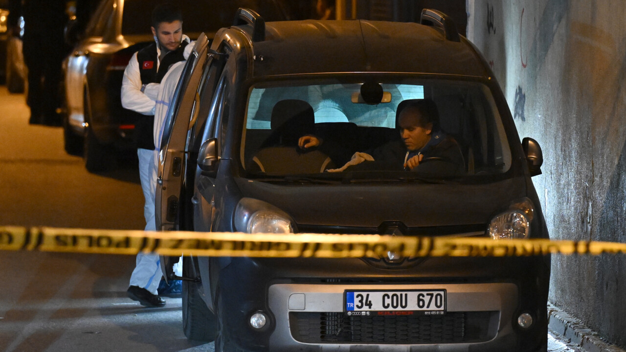 AK Parti'nin Küçükçekmece adayı Aziz Yeniay'ın programına silahlı saldırı AK Parti'nin Küçükçekmece adayı Aziz Yeniay'ın programına silahlı saldırı