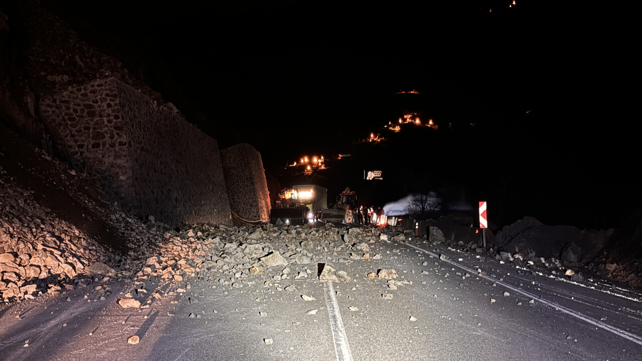 Artvin-Hopa kara yolunda korkutan anlar: Ulaşım durdu Artvin-Hopa kara yolunda korkutan anlar: Ulaşım durdu