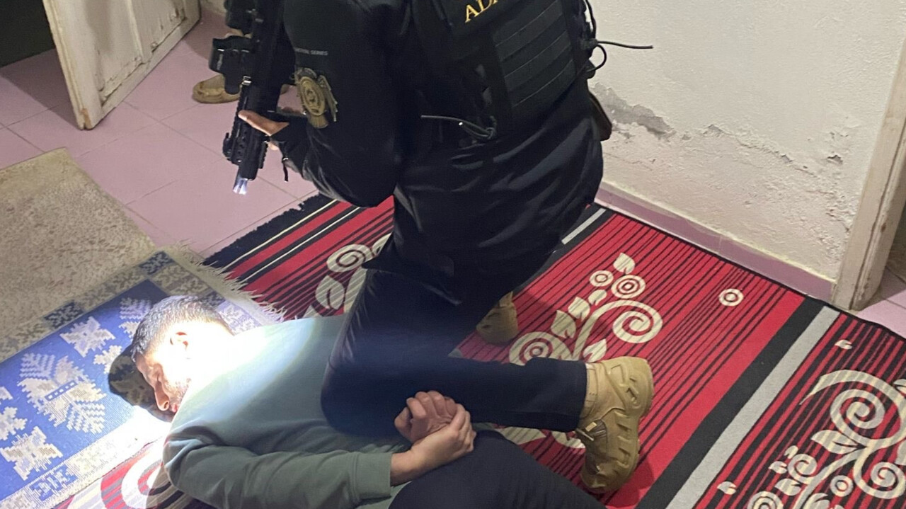 Terörist elebaşı Öcalan’ın posterini köprüye asanlar gözaltına alındı Terörist elebaşı Öcalan’ın posterini köprüye asanlar gözaltına alındı
