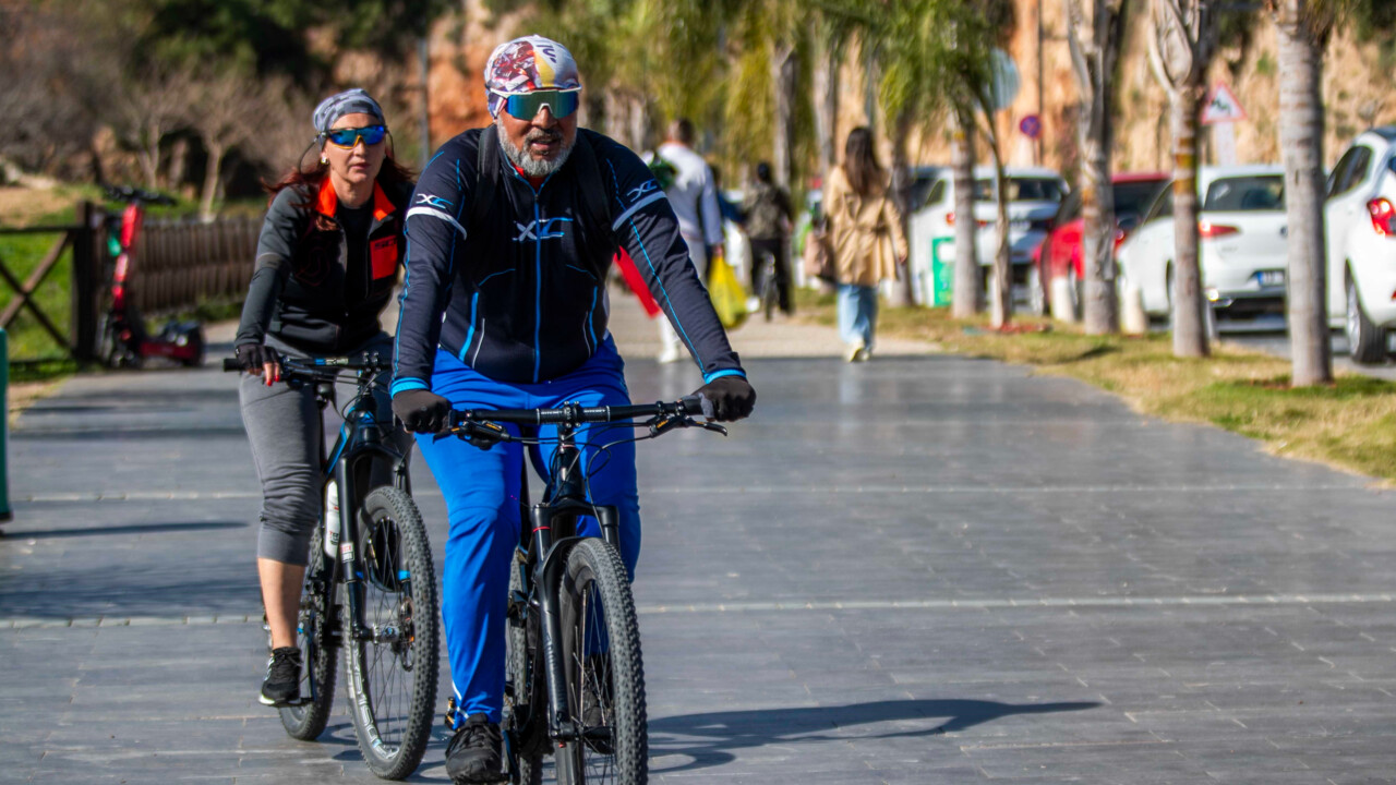 Sıcaklık 20 dereceye ulaştı! Antalyalılar kendini denizde buldu