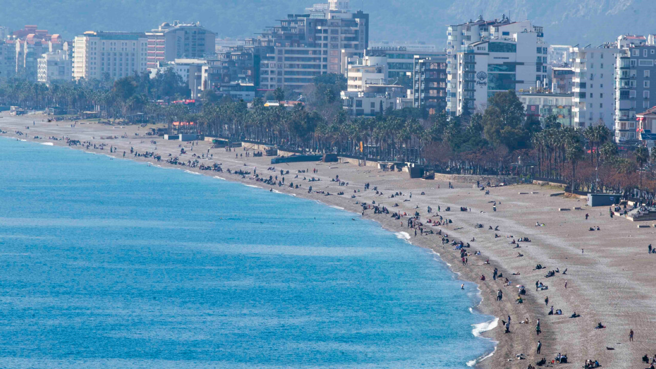 Sıcaklık 20 dereceye ulaştı! Antalyalılar kendini denizde buldu