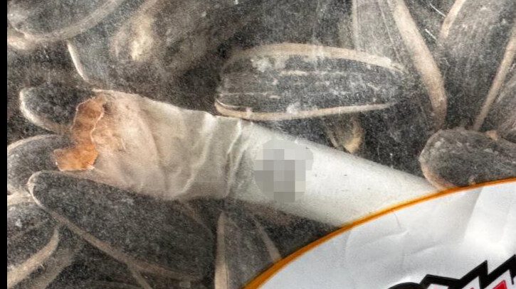 Ünlü zincir markette skandal! Aldığı çekirdeğin içinden bakın ne çıktı Ünlü zincir markette skandal! Aldığı çekirdeğin içinden bakın ne çıktı