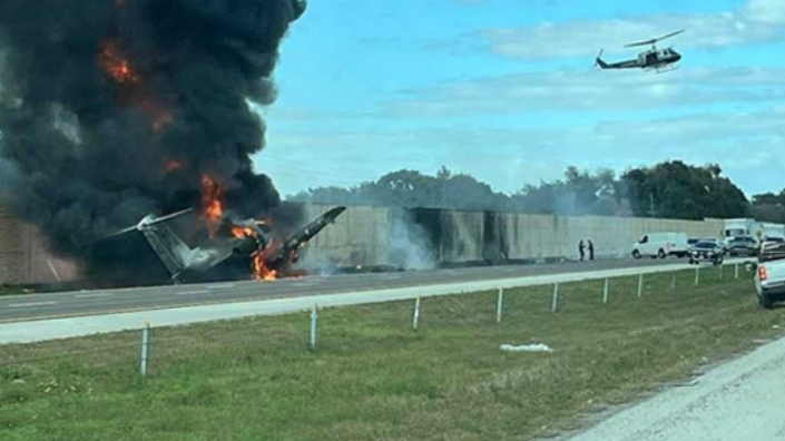 Florida’da otoyola inen uçak araca çarpıp alev aldı: 2 ölü Florida’da otoyola inen uçak araca çarpıp alev aldı: 2 ölü