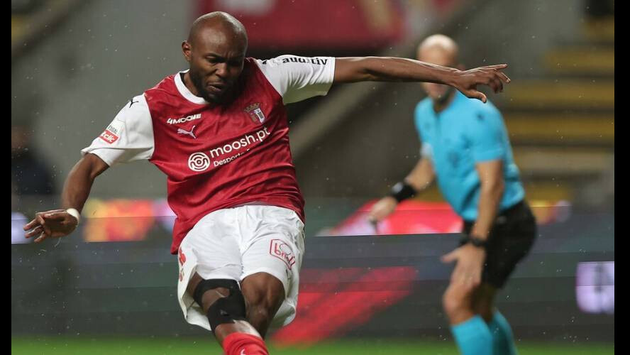 Hasan Arat jetini İstanbul’a indirdi! Beşiktaş gece 00:00'da transfer rekoru kırdı, taraftarlar daha önce böylesini görmedi Hasan Arat jetini İstanbul’a indirdi! Beşiktaş gece 00:00'da transfer rekoru kırdı, taraftarlar daha önce böylesini görmedi