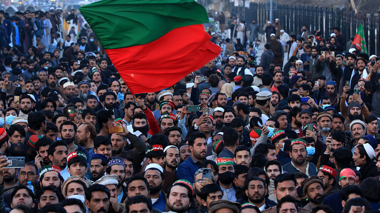 Pakistan'da seçim kaosu! Protestolarda 3 polis öldü, İmran Han'ın partisi yarışı önde götürüyor Pakistan'da seçim kaosu! Protestolarda 3 polis öldü, İmran Han'ın partisi yarışı önde götürüyor