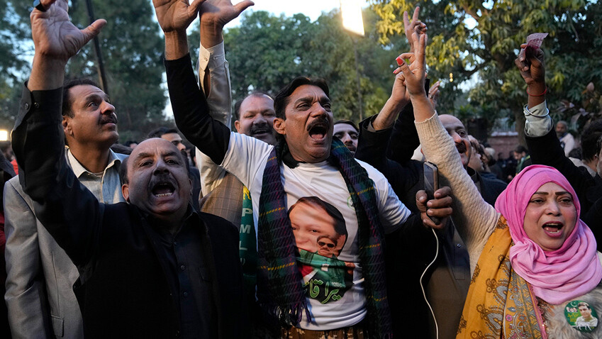 Pakistan'da seçim kaosu! Protestolarda 3 polis öldü, İmran Han'ın partisi yarışı önde götürüyor Pakistan'da seçim kaosu! Protestolarda 3 polis öldü, İmran Han'ın partisi yarışı önde götürüyor