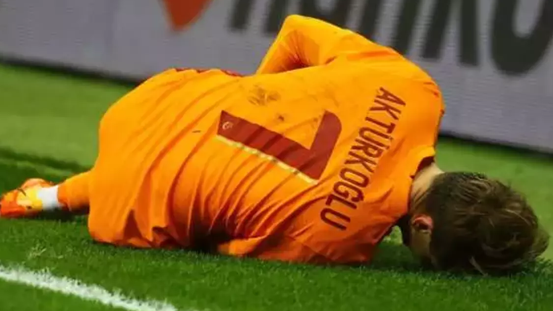 Galatasaray taraftarına galibiyet sonrası kötü haber! 2 yıldız maçı yarıda bırakmak zorunda kaldı