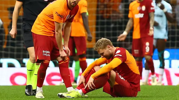 Galatasaray taraftarına galibiyet sonrası kötü haber! 2 yıldız maçı yarıda bırakmak zorunda kaldı
