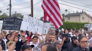 İlkokulda eşcinselliği özendiren kitap dağıttılar! ABD'de LGBT sapkınlığı protesto edildi İlkokulda eşcinselliği özendiren kitap dağıttılar! ABD'de LGBT sapkınlığı protesto edildi