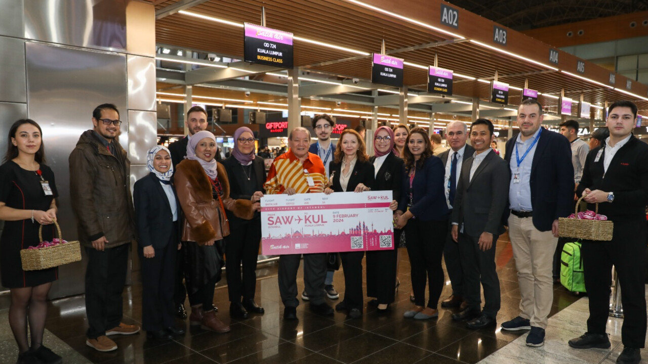 Kuala Lumpur-Sabiha Gökçen seferini yapan ilk uçak Havalimanı’nda törenle karşılandı Kuala Lumpur-Sabiha Gökçen seferini yapan ilk uçak Havalimanı’nda törenle karşılandı