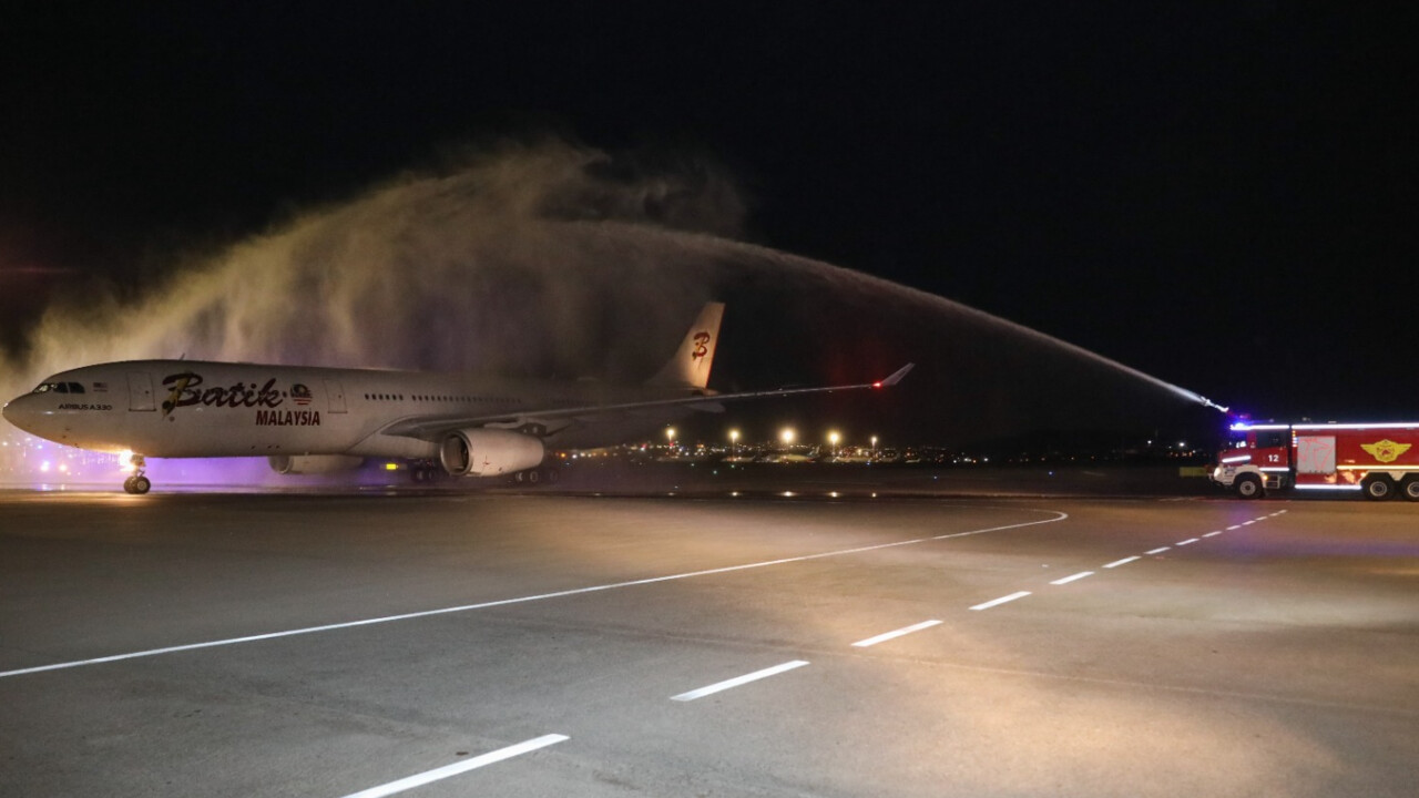 Kuala Lumpur-Sabiha Gökçen seferini yapan ilk uçak Havalimanı’nda törenle karşılandı Kuala Lumpur-Sabiha Gökçen seferini yapan ilk uçak Havalimanı’nda törenle karşılandı
