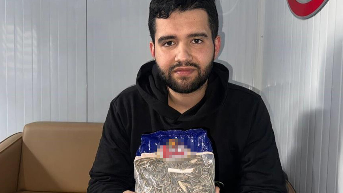 Ünlü zincir markette skandal! Aldığı çekirdeğin içinden bakın ne çıktı Ünlü zincir markette skandal! Aldığı çekirdeğin içinden bakın ne çıktı
