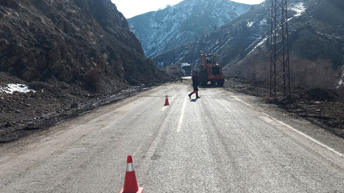 Tunceli-Erzincan yolunda heyelan, çok sayıda ekip olay yerinde Tunceli-Erzincan yolunda heyelan, çok sayıda ekip olay yerinde