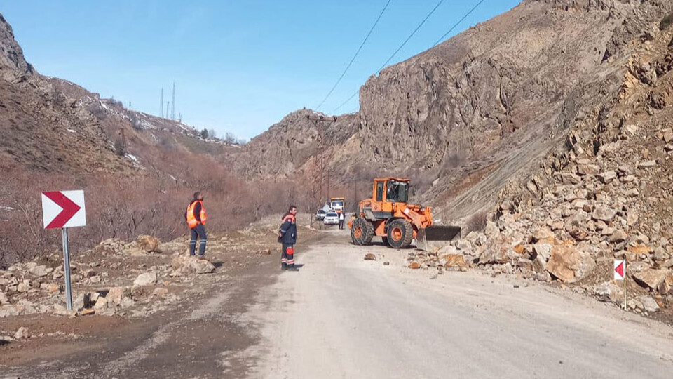 Tunceli-Erzincan yolunda heyelan, çok sayıda ekip olay yerinde Tunceli-Erzincan yolunda heyelan, çok sayıda ekip olay yerinde