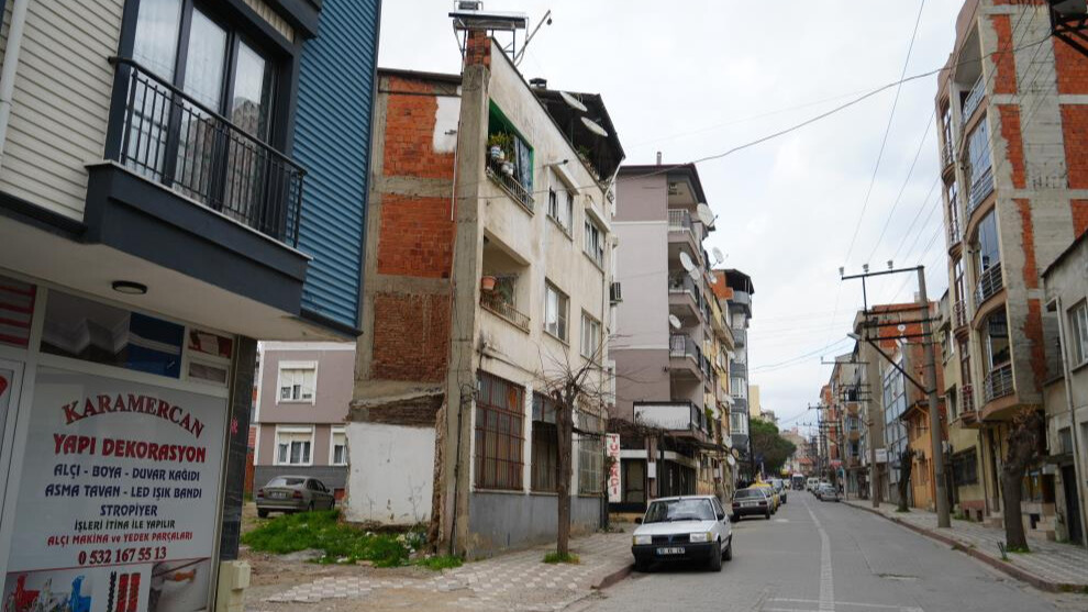 İki boyutlu bina görenleri şaşkına çeviriyor! Önden başka arkadan bambaşka