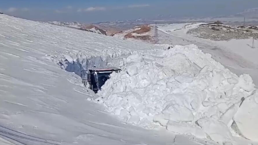 Fotoğraflar Hakkari'den geldi, görenler hayrete düştü! 5 metre karda kayboldu Fotoğraflar Hakkari'den geldi, görenler hayrete düştü! 5 metre karda kayboldu