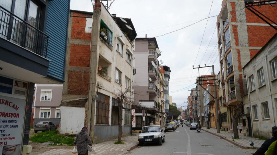 İki boyutlu bina görenleri şaşkına çeviriyor! Önden başka arkadan bambaşka