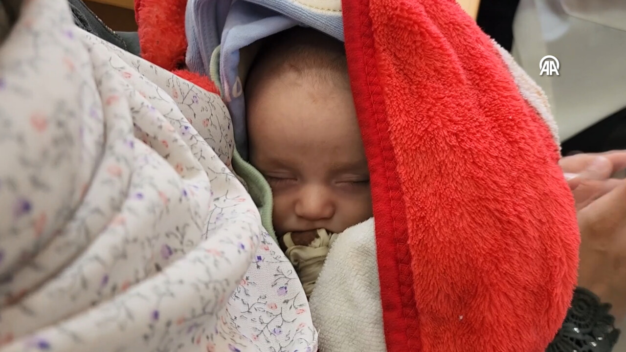 Gazze'de yürek sızlatan görüntü... Acıkan bebeğini susturabilmek için ona hurma ezmesi veriyor