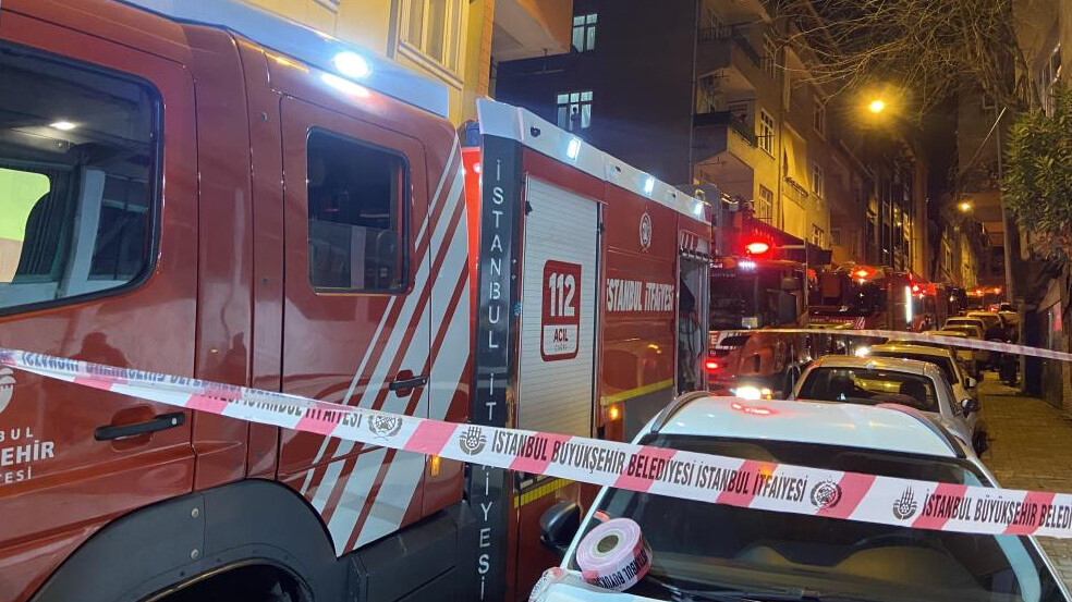 Esenler'de bir binanın çatısı yandı, alevler 2 apartmana sıçradı