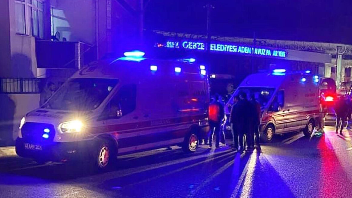 Kocaeli'de feci kaza! Otomobil, servis bekleyenleri ezdi: Ölü ve yaralı var Kocaeli'de feci kaza! Otomobil, servis bekleyenleri ezdi: Ölü ve yaralı var