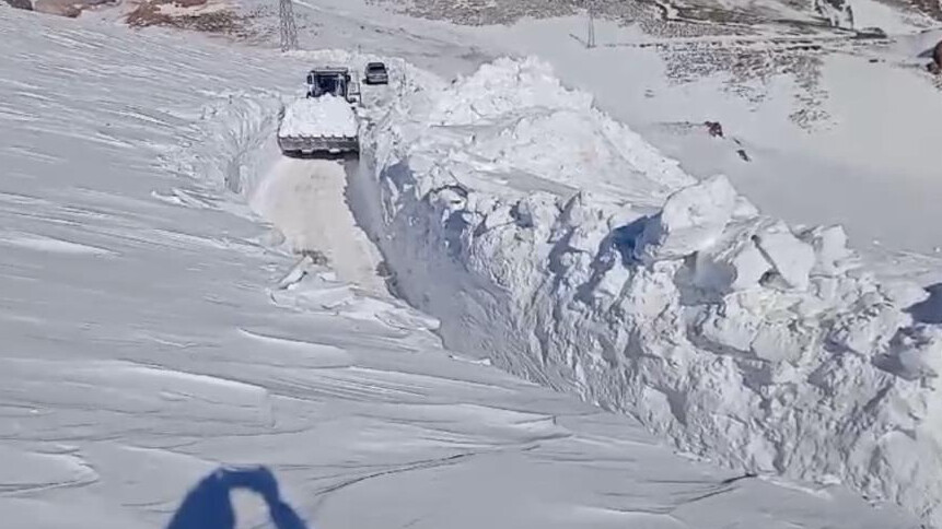 Fotoğraflar Hakkari'den geldi, görenler hayrete düştü! 5 metre karda kayboldu Fotoğraflar Hakkari'den geldi, görenler hayrete düştü! 5 metre karda kayboldu
