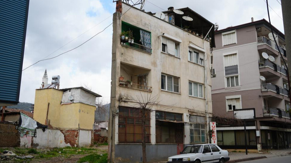 İki boyutlu bina görenleri şaşkına çeviriyor! Önden başka arkadan bambaşka