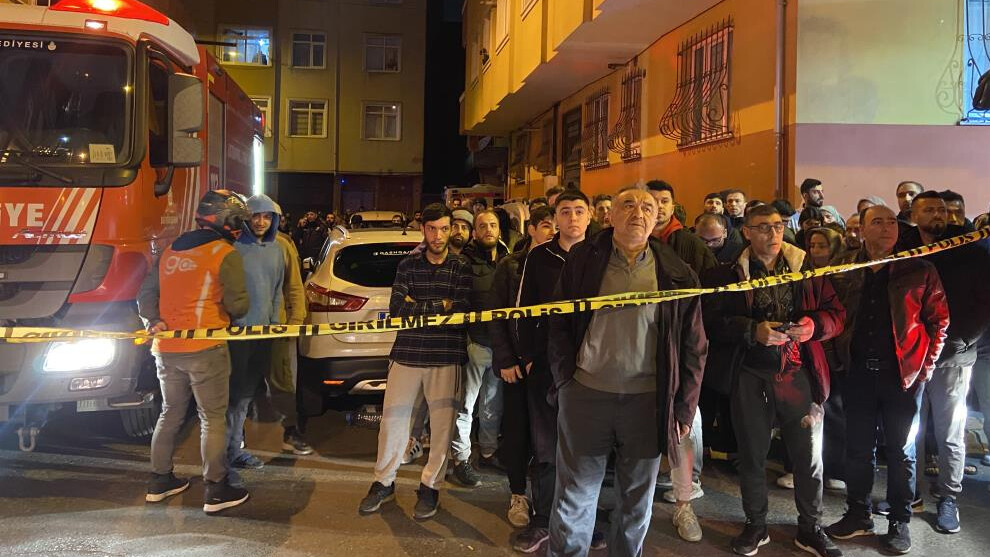 Esenler'de bir binanın çatısı yandı, alevler 2 apartmana sıçradı
