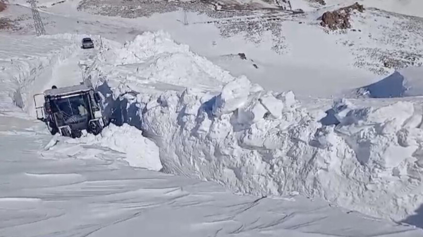 Fotoğraflar Hakkari'den geldi, görenler hayrete düştü! 5 metre karda kayboldu Fotoğraflar Hakkari'den geldi, görenler hayrete düştü! 5 metre karda kayboldu