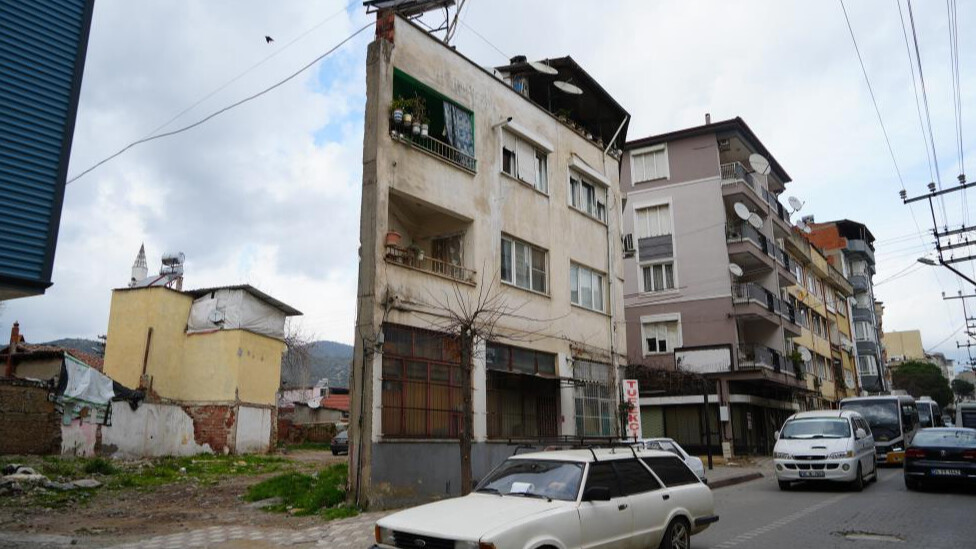 İki boyutlu bina görenleri şaşkına çeviriyor! Önden başka arkadan bambaşka