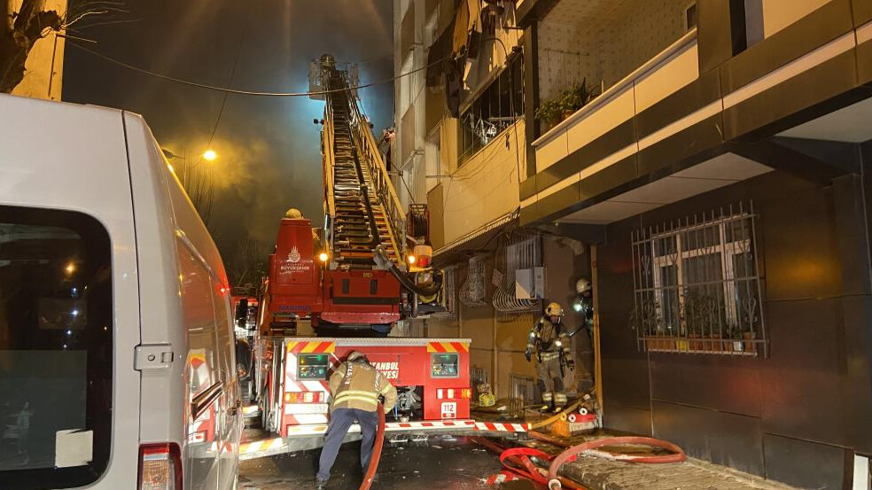 Esenler'de bir binanın çatısı yandı, alevler 2 apartmana sıçradı