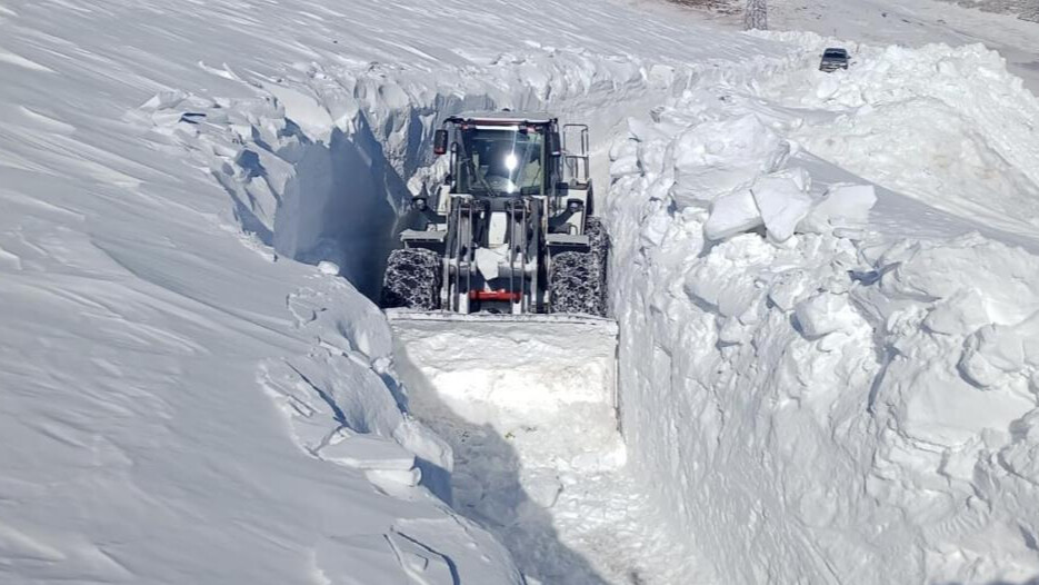 Fotoğraflar Hakkari'den geldi, görenler hayrete düştü! 5 metre karda kayboldu Fotoğraflar Hakkari'den geldi, görenler hayrete düştü! 5 metre karda kayboldu