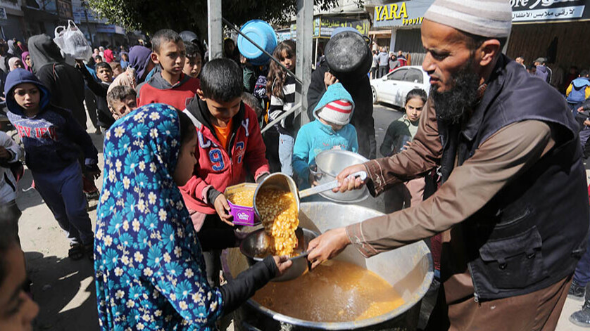 İsrail'in vurduğu Gazze açlığın pençesinde! Filistinliler bir kap yemek için saatlerce sıra bekliyor İsrail'in vurduğu Gazze açlığın pençesinde! Filistinliler bir kap yemek için saatlerce sıra bekliyor