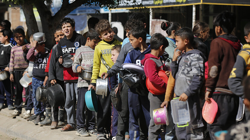 İsrail'in vurduğu Gazze açlığın pençesinde! Filistinliler bir kap yemek için saatlerce sıra bekliyor İsrail'in vurduğu Gazze açlığın pençesinde! Filistinliler bir kap yemek için saatlerce sıra bekliyor