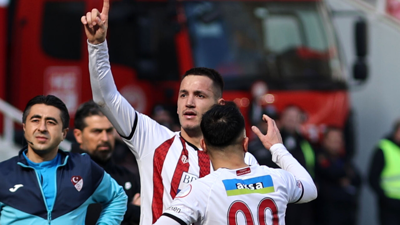 Rey Manaj haftanın golünü attı! Sivasspor, Rizespor'u devirdi Rey Manaj haftanın golünü attı! Sivasspor, Rizespor'u devirdi