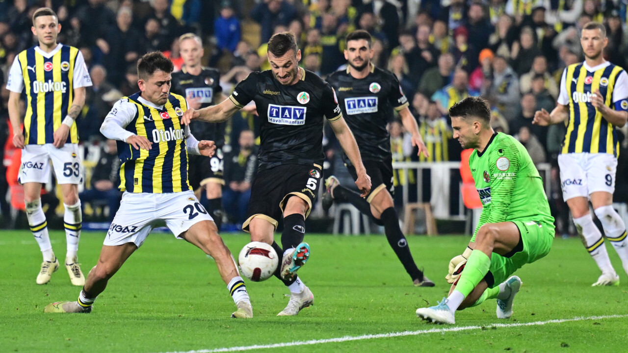 Fenerbahçe, evinde Alanyaspor'a takıldı! Yeni lider Galatasaray oldu